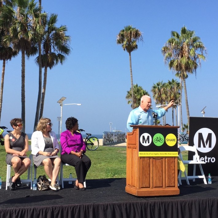 City Councilmember Mike Bonin welcomes Metro Bike Share to Venice