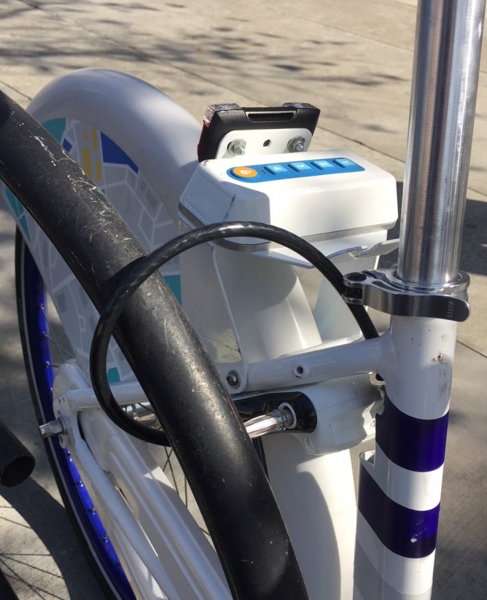 Pace dockless bike-share bikes have two locks. The cable lock can attached to bike racks. Photo: Joe Linton/Streetsblog L.A.