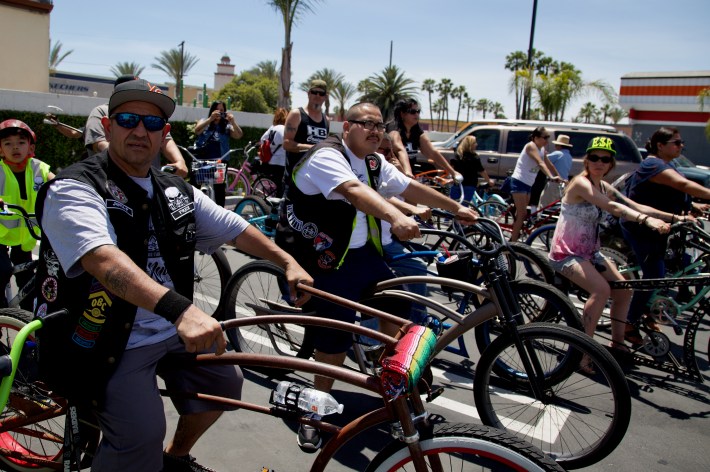 The club lines up to roll out after a lunch stop. Sahra Sulaiman/Streetsblog L.A.