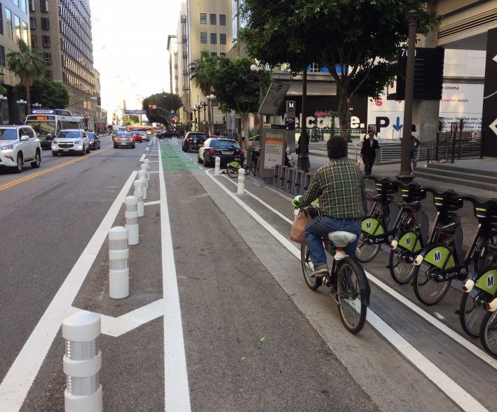 The new 7th Street protected bike lane. Photo: Joe Linton/Streetsblog L..A.