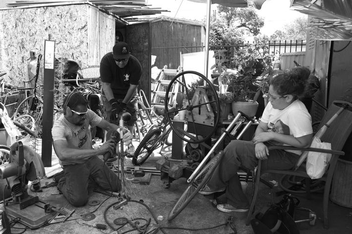 Working on Ana Mata's low-rider stretch fixie at the skrapyard last June. Sahra Sulaiman/Streetsblog L.A.