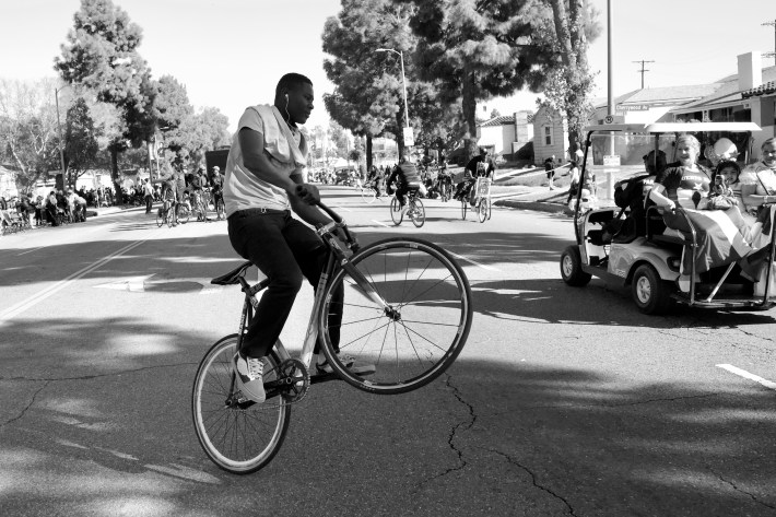 Cortez spinning on his back wheel. Sahra Sulaiman/Streetsblog L.A.