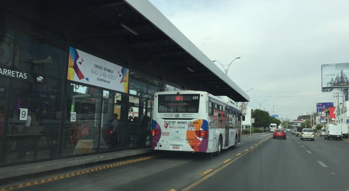 Center-running BRT in Queretaro