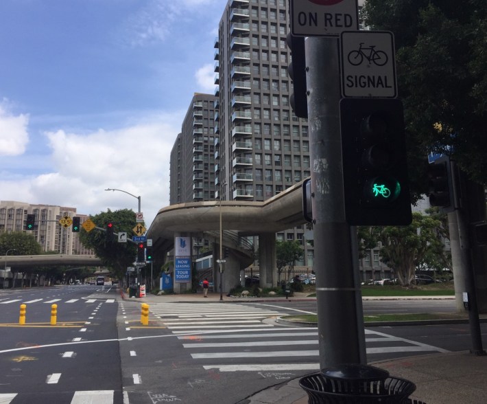 New bicycle signal head on Figueroa Street (to prevent conflict between right-turning vehicles and cyclists)
