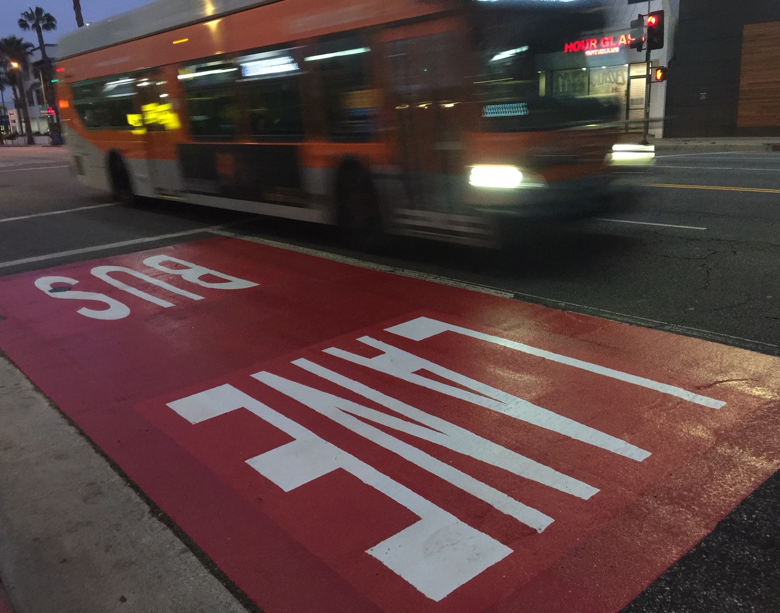 地铁计划批准在公交车上安装摄像头，对停在公交车道上的司机进行罚款处罚-街道博客洛杉矶