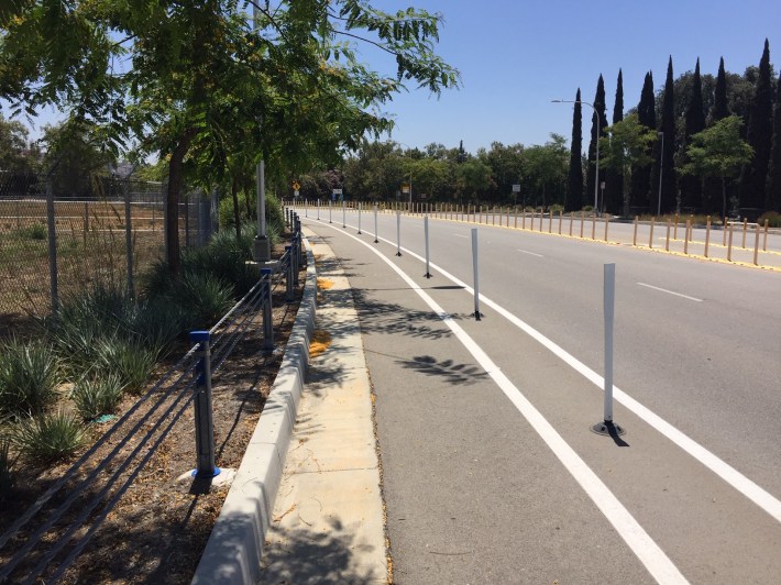 A new protected bike lane on Kellogg Drive near Cal Poly Pomona, from Campus Drive to Eucalyptus Lane. Joe Linton/Streetsblog LA