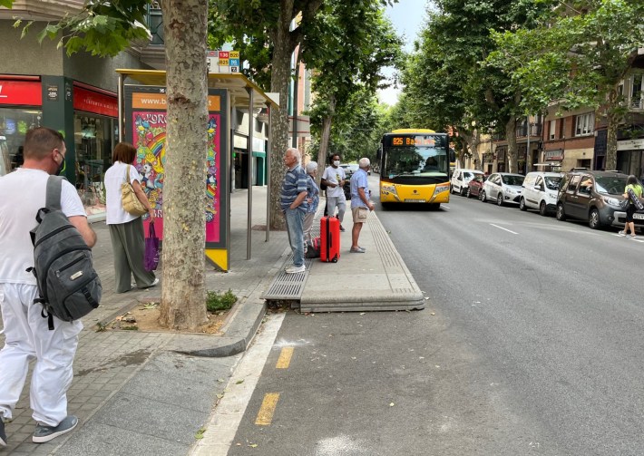 I didn't ride the bus in Barcelona (mostly bicycled), but observed plenty of plenty of people using them. Many bus stops featured boarding platforms.