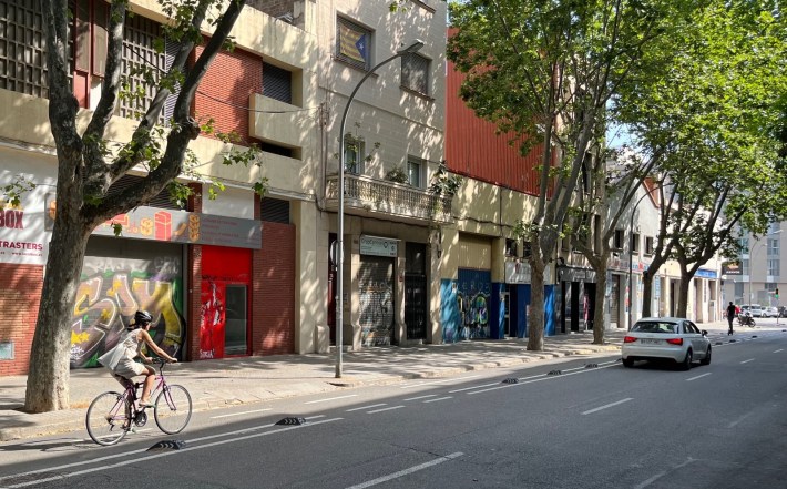 A fairly common design found throughout the gridded parts of Barcelona: two-way protected bike lanes along one-way streets