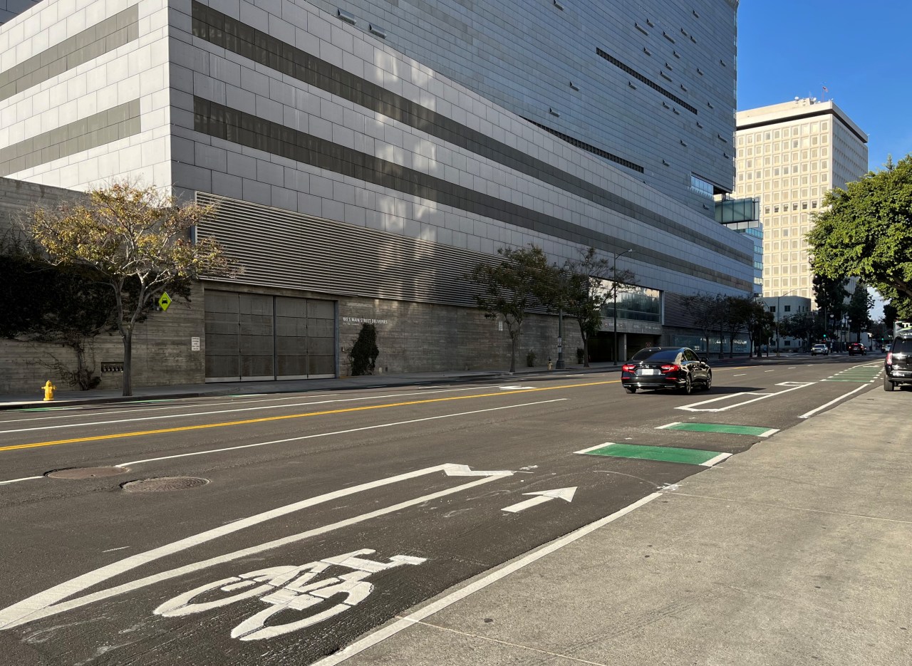 New Los Angeles Street bike lanes run right behind the Morphosis-designed Caltrans District 7 Headquarters.
