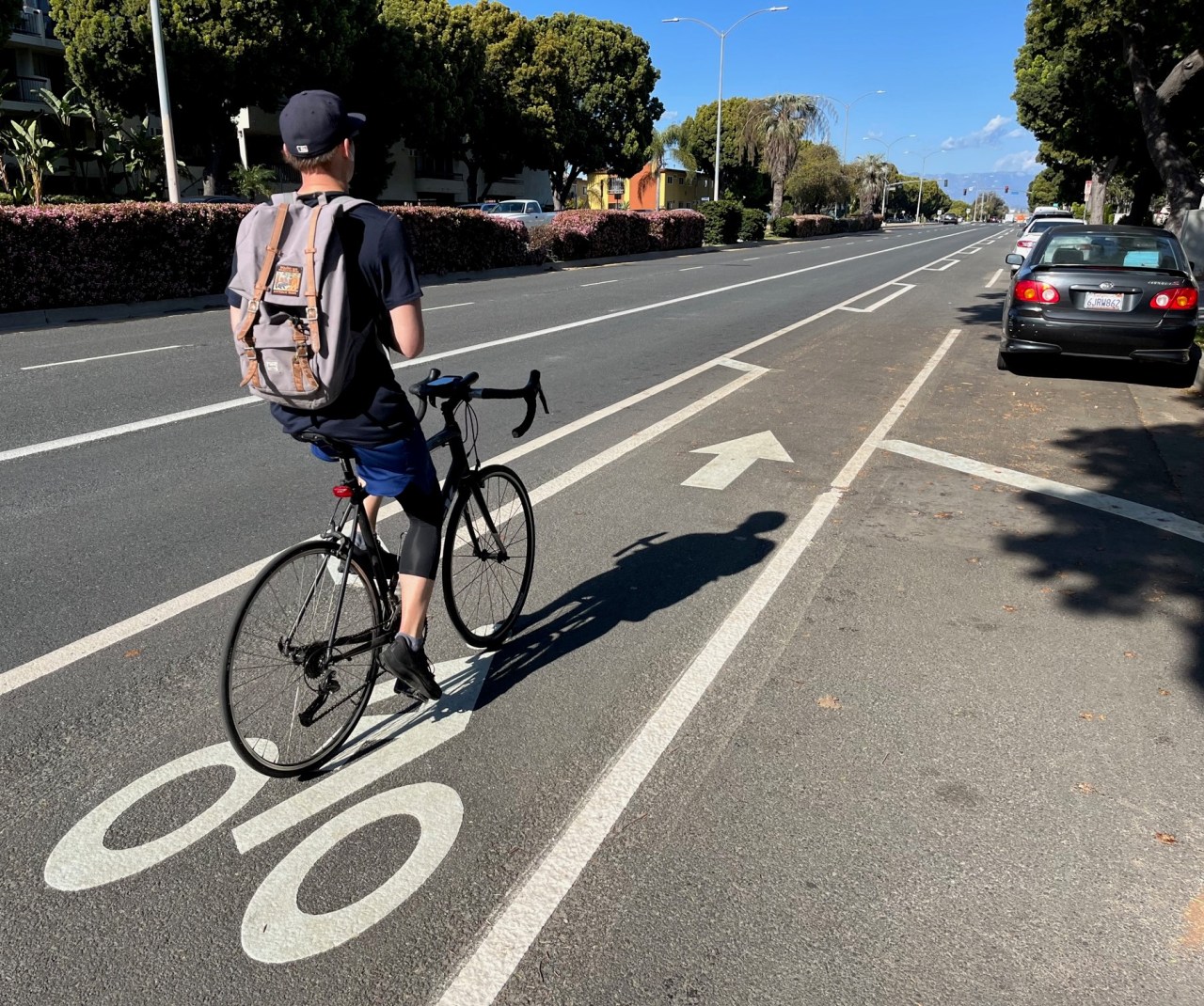 Unprotected stretch of Venice Boulevard bike lane, near Inglewood Avenue