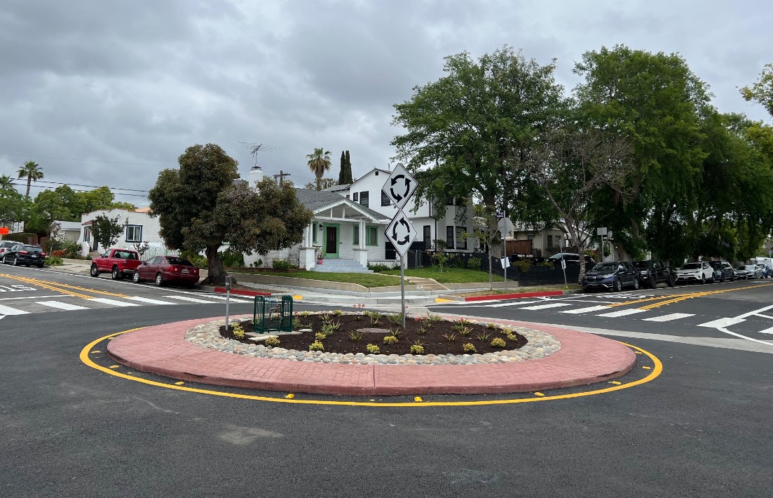 New small traffic circle at Avenue 50