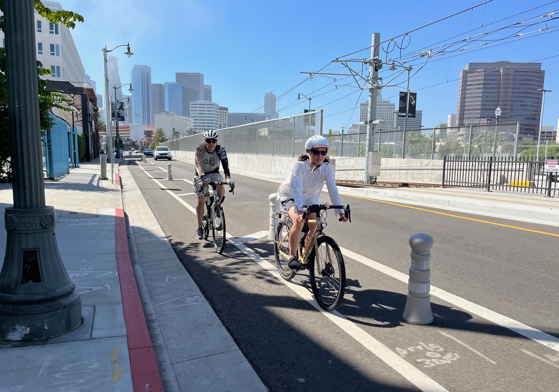街头的目光: 地铁在第一街自行车道上安装了新的障碍物保护- Streetsblog洛杉矶