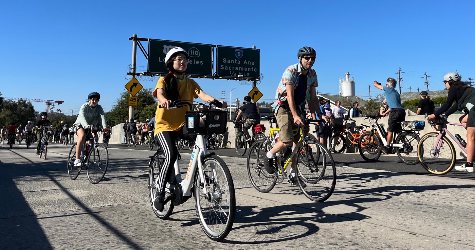 数万名洛杉矶居民参加阿罗约节2023，在110号高速公路上骑自行车、步行、跑步、滑板