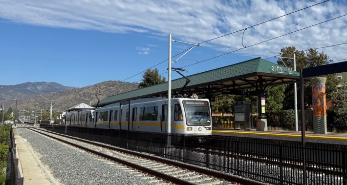 Bus_ColumbusAve_DigitalScreens 110221-2988